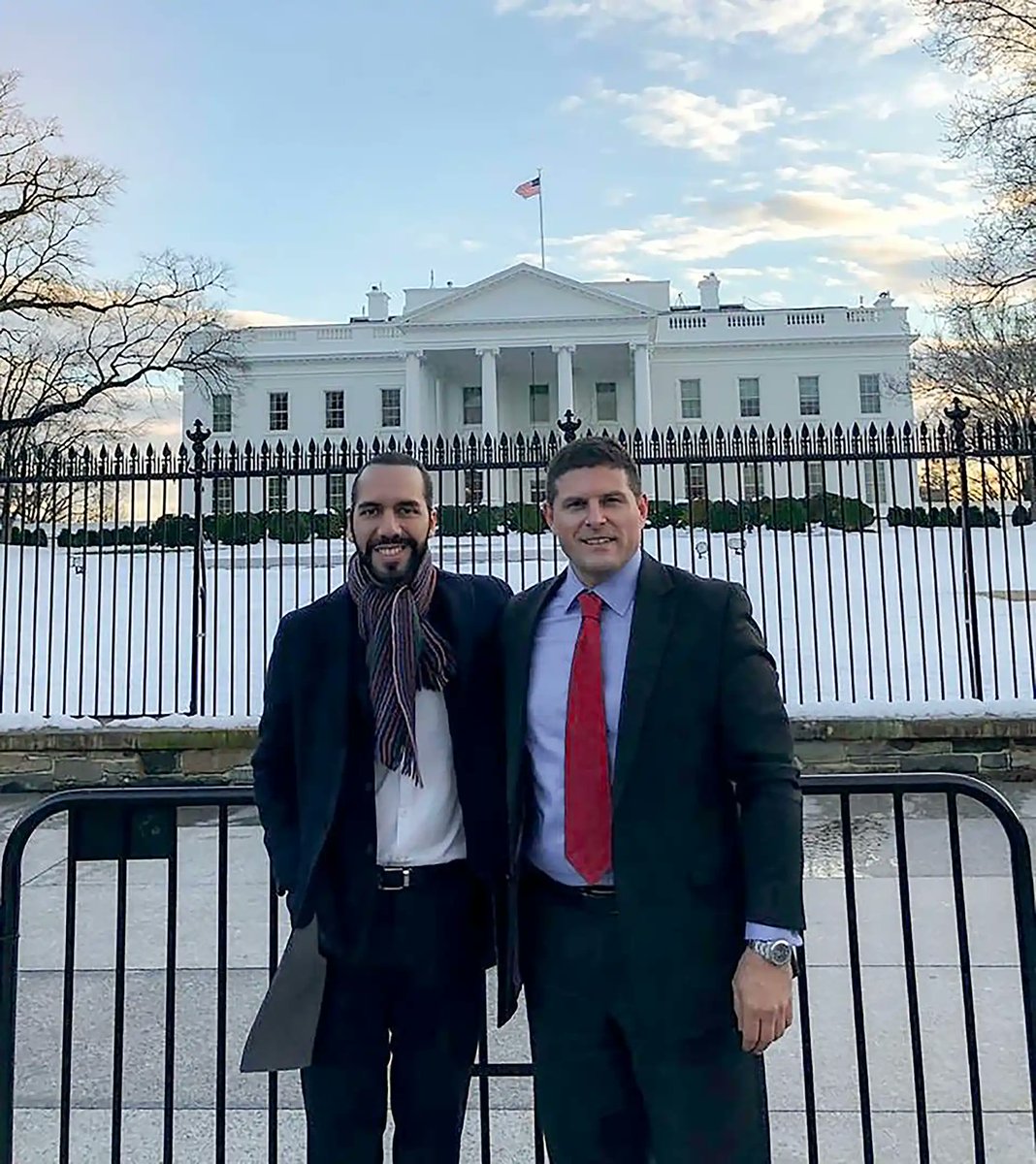 _elfaro_'s tweet photo. El lobby del Gobierno salvadoreño en Washington ya no se paga con gastos reservados de Presidencia: desde junio de 2025 lo cubre CLEA, S.A., una subsidiaria estatal de la Comisión Ejecutiva del Río Lempa (CEL). Entre junio y agosto de 2025 pagó $260,000 a la empresa del cabildero Damián Merlo.
https://t.co/oAJLfpUvy4