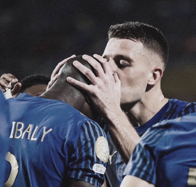 حدثت مشكله بين كوليبالي وسافيتش 
حيث إنزاغي ركل كوليبالي للانفرادي بسبب انه لم يقل تم تعبه الكرش بنجاح 😨