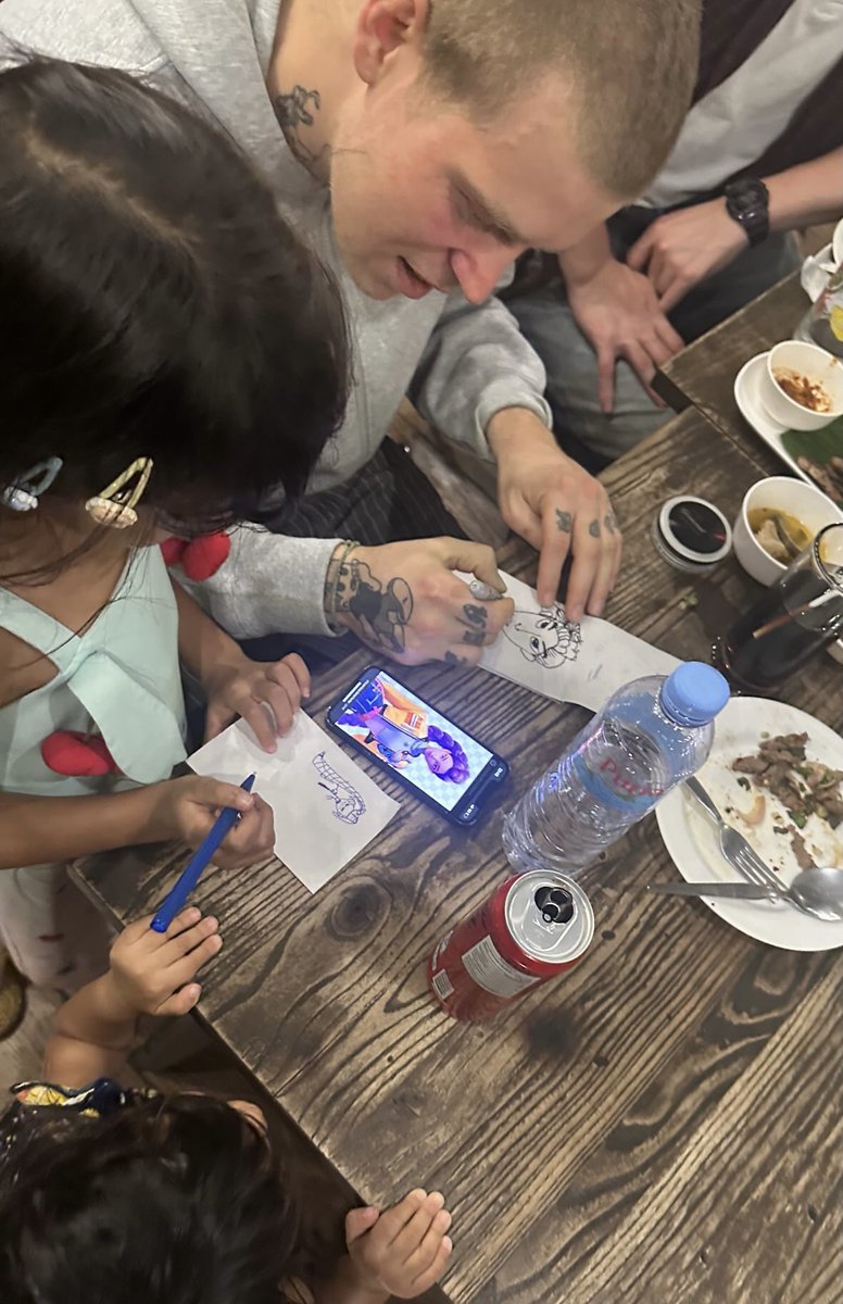 Alerta de fofura! Yung Lean fazendo desenhos de KPop Demon Hunters com as filhas do Thaiboy Digital