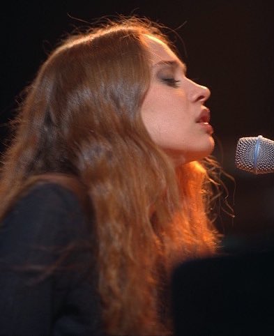 fiona apple performing in 1996