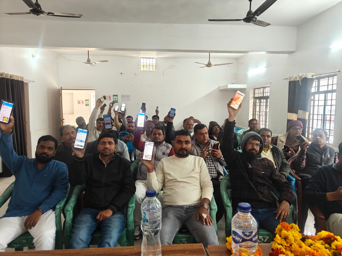 RRTRIPATHIUPPSS's tweet photo. आज दिनांक 19 फरवरी 2026 को  ब्लॉक डुमरियागंज स्थित ब्लॉक संसाधन केंद्र डुमरियागंज के मीटिंग हाल में उत्तर प्रदेशीय प्राथमिक शिक्षक संघ ब्लॉक इकाई डुमरियागंज ,जनपद सिद्धार्थनगर की कार्यसमिति तथा संघर्ष समिति के पदाधिकारियों की मीटिंग में मुख्य अतिथि के रूप में सम्मिलित हुआ.
    सभी पदाधिकारियों को टेट अनिवार्यता के विरुद्ध होने वाले आंदोलन के लिए तैयार रहने तथा अपनी बात को सरकार तक पहुंचाने के लिए सोशल मीडिया, विशेष रूप से एक्स/ट्विटर के प्रयोग पर जोर दिया.
@DrDCSHARMAUPPSS 
@TFI_2025 
@PMOIndia