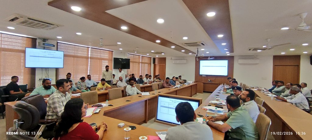 જિલ્લા રોડ સેફ્ટી કમિટીની બેઠકમાં સમીક્ષા કરેલ કાર્યનોધ અને નિર્ણયોના એક્શન ટેકન રીપોર્ટ અને સૂચવાયેલા અગત્યનાં સુચાઓનુ અમલીકરણ તથા
ટ્રાફિકનું યોગ્ય નિયમન,સ્ટેટ હાઇવે-ડાયવર્ઝન પર સ્પીડ બ્રેકર/સાઇનેજીસ બોર્ડ મૂકવા,ઓવરસ્પીડ વાહન સામે દંડાત્મક કાર્યવાહી માટે સુચના આપી.
<a href="/CMOGuj/">CMO Gujarat</a>