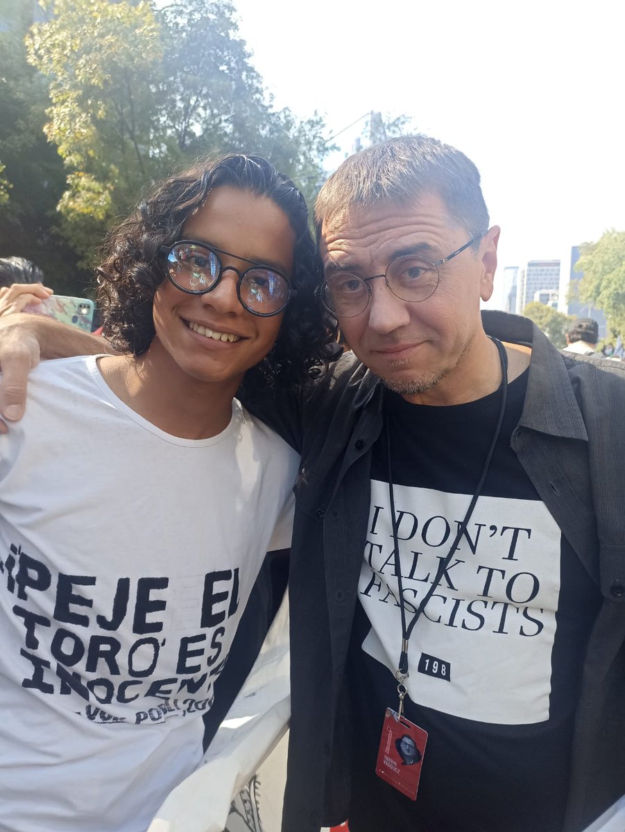 opinion_virtual's tweet photo. No había subido esta gran foto con Juan Carlos Monedero, politólogo y académico ¡Grata experiencia! https://t.co/vFVqS4FDUQ