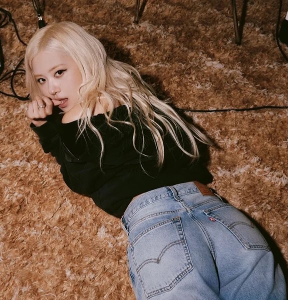 charts_rose's tweet photo. ROSÉ — IFPI global singles chart:

#1 First K-Pop act to rank No.1 (as well the highest-peaking K-Pop soloist and Female act).
#1 First female Asian act to rank No.1.
#1 First female Asian act to win the trophy.
#1 First K-Pop female act to ever rank doing so in two different times.
#1 First song by a K-Pop to be present in two different and consecutive years.
#1 First No. 1 single featuring non‑English lyrics and led by artists from outside North America and Europe (Billboard reports).