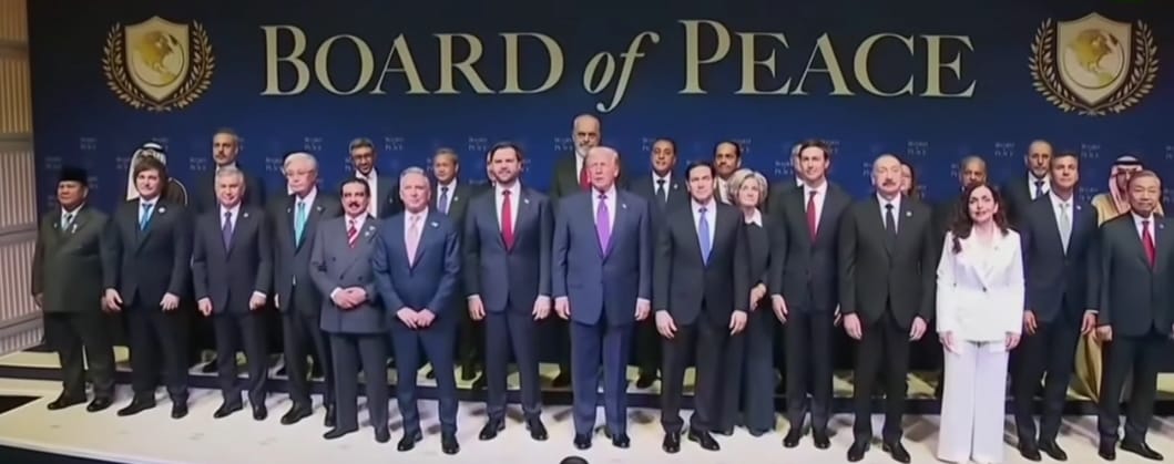 📸 Primera imagen del Consejo de Paz
La primera fotografía oficial del Consejo de Paz muestra al presidente Donald Trump posando junto a líderes y representantes internacionales bajo el emblema “Board of Peace”. La imagen proyecta un mensaje de coordinación diplomática y de