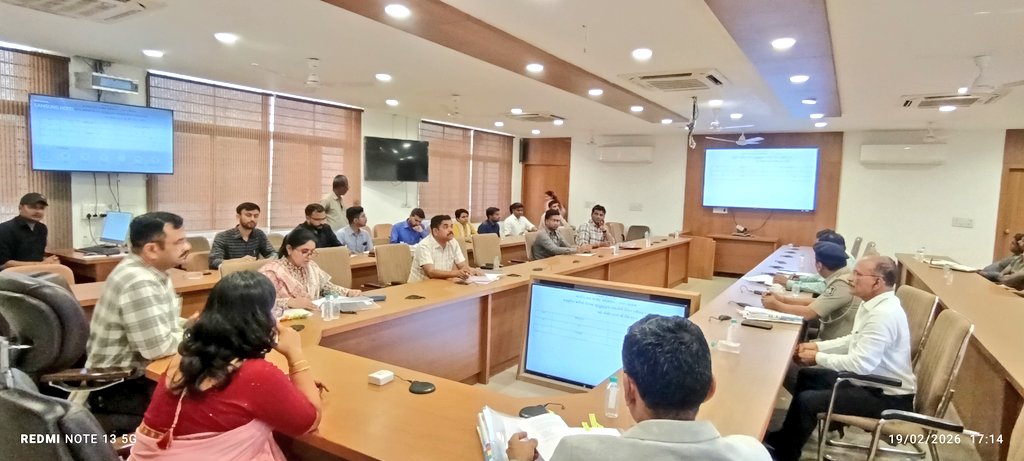 ધાર્મિક દબાણો જિલ્લા કક્ષાની સમિતિની સમીક્ષા બેઠકમાં અત્રેના જિલ્લામાં નોંધાયેલા અનધિકૃત ધાર્મિક દબાણો સત્વરે દૂર કરી અહેવાલ મોકલવા અને રોડ-રસ્તા,નવા અનધિકૃત ધાર્મિક દબાણો ન થાય ગ્રામ્ય/નગરપાલિકા વિસ્તારમાં કોઈ નવિન દબાણ ઉપસ્થિત ન થાય તેની જરૂરી તકેદારી રાખવા સુચના આપી. <a href="/CMOGuj/">CMO Gujarat</a>