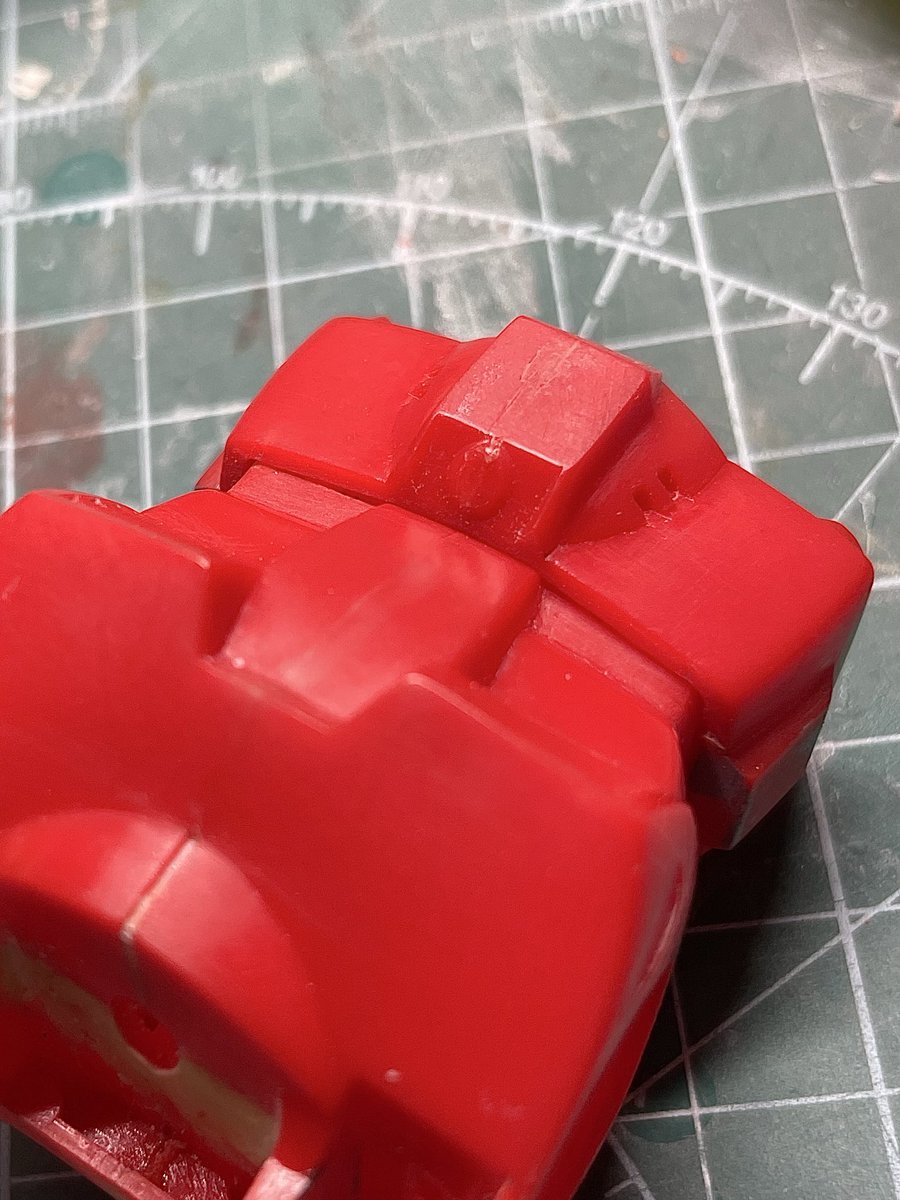 ちびちび進めてるガンキャノン。今回の裏テーマは「パーツを別体に見せるためのスミ入れを疑う（やらないとは言っていない）」なので、胴体と腰の接合部は一度切り離してからこのように。
#ガンプラ