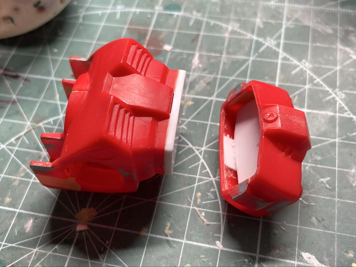 Tack424's tweet photo. ちびちび進めてるガンキャノン。今回の裏テーマは「パーツを別体に見せるためのスミ入れを疑う（やらないとは言っていない）」なので、胴体と腰の接合部は一度切り離してからこのように。
#ガンプラ https://t.co/S7h8RkfgHj