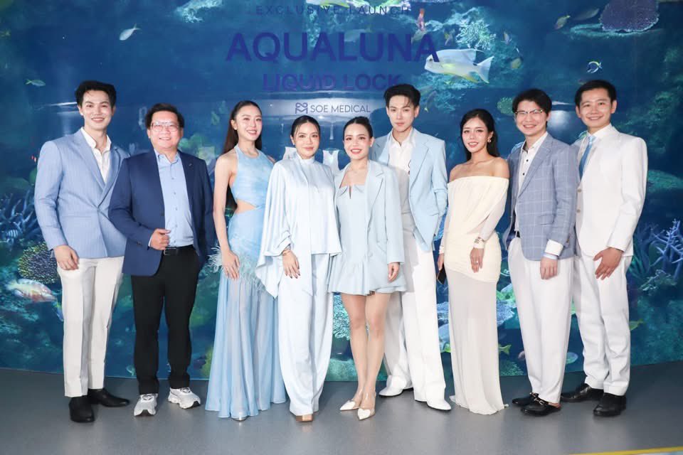 AllNews_th's tweet photo. “มายด์-ณภศศิ” เปิดตัว Aqualuna เขย่า C-Beauty เปิดคลื่นงานเอเชียยุคใหม่
“ต้าห์อู๋-พิทยา” เสิร์ฟมินิคอนเสิร์ตสะเทือนมหาสมุทร!
#MindNapasasi #ต้าห์อู๋ #DAOU
#AqualunaxMind
#AqualunaXDAOU
#Aqualuna #LiquidLock
#SOEmedical
🔗https://t.co/CvAzFTf6yw
เรียกว่าทำถึงขั้นสุด!! เมื่อวงการความงามของประเทศไทย อย่าง บริษัท โซว เมดิคอล จำกัด (SOE MEDICAL)
เปิดประสบการณ์ใหม่กับการเปิดตัวผลิตภัณฑ์ใหม่ Aqualuna Liquid Lock อย่างเป็นทางการ ภายในงาน “The Next Asian Wave Experience” ซึ่งจัดขึ้นเป็นครั้งแรกในประเทศไทย!! โดยมีสาวหน้าหมวยอย่าง มายด์-ณภศศิ สุรวรรณ แบรนด์พาร์ทเนอร์ สาวคนเก่งหวานใจคุณลุงอย่างสงกรานต์ เตชะณรงค์ พร้อมชมมินิคอนสิร์ตที่บอกเลยว่าจัดเต็มจากหนุ่มสุดเท่
ต้าห์อู๋-พิทยา แซ่ฉั่ว งานนี้บอกคำเดียวว่า ทำเอาสาว ๆ อดกรี๊ดดดดไม่ไหววว ณ SEA LIFE Bangkok ศูนย์การค้า
สยามพารากอน
คุณณิชชา เธียรตระวัน (นาน่า) กรรมการบริหาร บริษัท โซว เมดิคอล จำกัด (SOE Medical) กล่าวถึงผลิตภัณฑ์ใหม่นี้ว่า “เทรนด์ความงามมีการเปลี่ยนแปลงอย่างต่อเนื่อง ผู้บริโภคยุคใหม่ให้ความสำคัญกับผลลัพธ์ที่ดูเป็นธรรมชาติและสมดุลมากยิ่งขึ้น ดังนั้น บริษัทฯ จึงให้ความสำคัญกับการวิเคราะห์ตลาดและคาดการณ์ทิศทางความต้องการของผลิตภัณฑ์เครื่องมือแพทย์ด้านความงามอย่างใกล้ชิด Liquid Lock จึงถูกพัฒนาเพื่อตอบโจทย์ความต้องการในปัจจุบัน โดยมุ่งเน้นการเติมเต็มอย่างเหมาะสม ช่วยเสริมความชุ่มชื้นและภาพลักษณ์ผิวที่ดูละมุน ลดความกังวลเรื่อง overfilled และสอดคล้องกับแนวคิดความงามแบบเอเชียยุคใหม่”
ด้าน คุณชุติปภา เธียรตระวัน (นินา) ผู้บริหาร บริษัท โซว เมดิคอล จำกัด (SOE Medical) กล่าวเพิ่มเติมว่า “SOE Medical เดินหน้ารุกตลาดความงามอย่างต่อเนื่อง ด้วยการนำเข้า ‘Aqualuna’ เทคโนโลยี HA ล่าสุดจาก Bloomage Biotechnology ซึ่งเป็นหนึ่งในผู้ผลิต HA รายใหญ่ของโลก และในการเปิดตัวในครั้งนี้ บริษัทฯ ได้จับมือกับ คุณมายด์ ณภศศิ ในฐานะ Brand Partner เพื่อร่วมขับเคลื่อนตลาดเครื่องมือแพทย์ด้านความงามในประเทศไทย พร้อมเปิดตัว Aqualuna Liquid Lock จากประเทศจีนอย่างเป็นทางการ”
นอกจากนี้ Aqualuna Wrinkle ยังได้รับการรับรองจากสำนักงานคณะกรรมการอาหารและยา (อย.) สำหรับการใช้งานบริเวณลำคอ โดยถือเป็นผลิตภัณฑ์เฉพาะทางรายแรกในประเทศไทยในกลุ่มนี้ สะท้อนถึงความมุ่งมั่นของบริษัทในการยกระดับมาตรฐานตลาดความงามไทย” และตัว Aqualuna Aqua เป็น injectables skinbooster ลำดับต้น ๆ ที่ประเทศจีนเและมียอดขายสูงสุดกว่า 10 ล้าน ในช่วงเวลา 2 ปีที่ผ่านมา
สำหรับสาว มายด์-ณภศศิ สุรวรรณ แบรนด์พาร์ทเนอร์ ได้พูดถึงการร่วมมือในครั้งนี้ว่า “มายด์ได้มีส่วนร่วมกับ Aqualuna ตั้งแต่ช่วงแรกของการพูดคุยแนวคิด Liquid Lock ค่ะ และรู้สึกประทับใจมากกับมุมมองที่แบรนด์ให้ความสำคัญกับ ‘ความสมดุล’ ของผิว สำหรับมายด์ ความสวยในยุคนี้ไม่ใช่การเติมให้ดูชัดที่สุด แต่คือการดูละมุน ดูสุขภาพดี และยังคงความเป็นตัวเองอยู่ Liquid Lock เป็นแนวคิดที่มายด์เชื่อมาก ๆ เพราะเป็นการล็อกความชุ่มชื้น เติมเต็มอย่างพอดี เพื่อให้ผิวดูอิ่มน้ำและเป็นธรรมชาติ Aqualuna Liquid Lock นอกจากจะช่วยดูแลผิวแล้ว ยังเป็นความตั้งใจที่มายด์และ SOE อยากจะส่งมอบสิ่งดี ๆ ให้กับทุกคนในวันนี้ค่ะ มายด์รู้สึกยินดีและเป็นเกียรติมากที่ได้เป็นส่วนหนึ่งของ The Next Asian Wave Experience และหวังว่าทุกคนจะสัมผัสได้ถึงความตั้งใจของพวกเรานะคะ” มายด์-ณภศศิ กล่าวทิ้งท้าย
นอกจากนี้ภายในงานยังมีการประกาศกิจกรรมพิเศษสำหรับผู้ใช้ผลิตภัณฑ์ Aqualuna Liquid Lock เพียงสแกนหน้ากล่องผลิตภัณฑ์มีสิทธิ์ร่วมลุ้นเดินทางไปยังกรุงปักกิ่ง สาธารณรัฐประชาชนจีน เพื่อเยี่ยมชมโรงงานผลิต Hyaluronic Acid แบบเอ็กซ์คลูซีฟ พร้อมร่วมเดินทางกับ มายด์ - ณภศศิ Brand Partner ของ Aqualuna อีกด้วย
หลังจากนั้นสิ่งที่เป็นไฮไลท์ที่หลายคนตั้งตารอชม กับมินิคอนเสิร์ตจากหนุ่มหล่อ ต้าห์อู๋-พิทยา ที่ไม่ว่าจะขยับตัวไปทางไหนก็เรียกเสียงกรี๊ดได้ตลอดเวลา ทำเอาไดโน่ของต้าห์อู๋ใจละลายกันเลยทีเดียว
เรียกว่าปิดท้ายด้วยความฟินส่ง #ไดโน่ของต้าห์อู๋ ยิ้มแก้มปริกันถ้วนหน้า
สามารถติดตามข้อมูลข่าวสารได้ที่ Facebook: https://t.co/fLUHJUeRjI
X: https://t.co/xV19vuwy6G Tiktok: https://t.co/lsiQpeAdQu IG: https://t.co/HQf6HUpLb5
