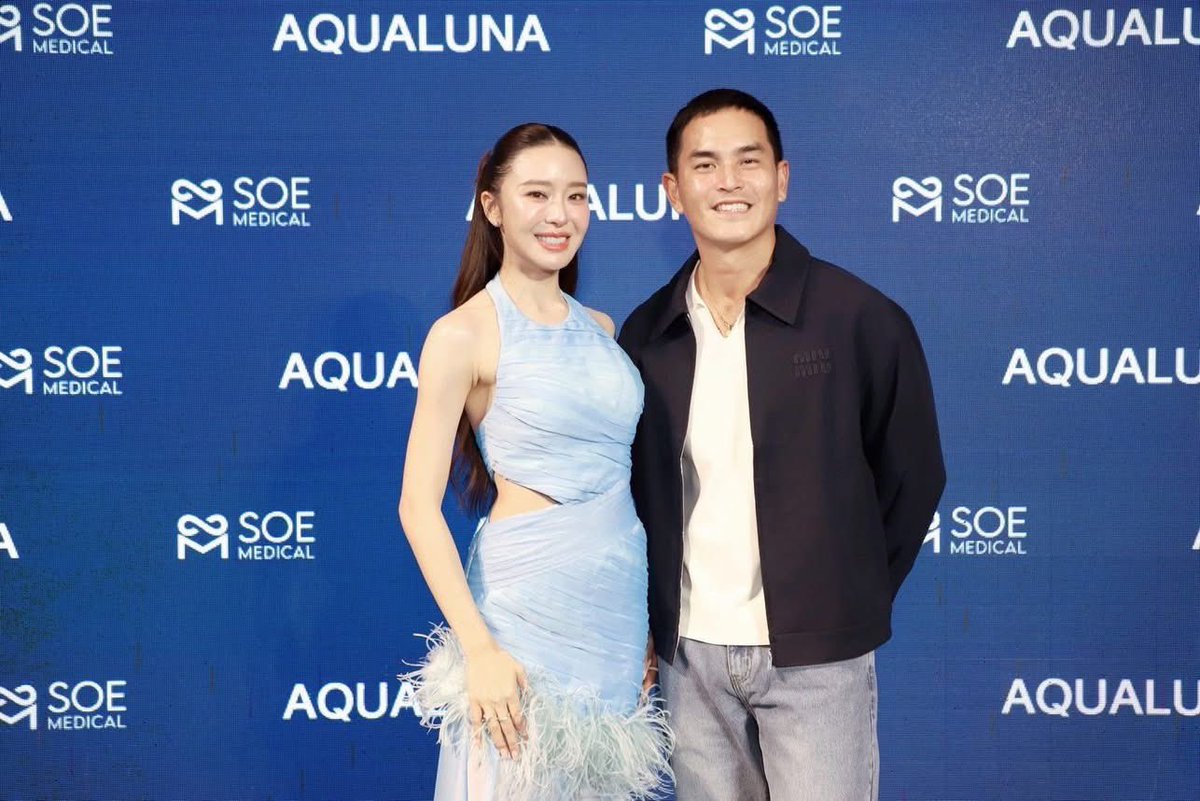 AllNews_th's tweet photo. “มายด์-ณภศศิ” เปิดตัว Aqualuna เขย่า C-Beauty เปิดคลื่นงานเอเชียยุคใหม่
“ต้าห์อู๋-พิทยา” เสิร์ฟมินิคอนเสิร์ตสะเทือนมหาสมุทร!
#MindNapasasi #ต้าห์อู๋ #DAOU
#AqualunaxMind
#AqualunaXDAOU
#Aqualuna #LiquidLock
#SOEmedical
🔗https://t.co/CvAzFTf6yw
เรียกว่าทำถึงขั้นสุด!! เมื่อวงการความงามของประเทศไทย อย่าง บริษัท โซว เมดิคอล จำกัด (SOE MEDICAL)
เปิดประสบการณ์ใหม่กับการเปิดตัวผลิตภัณฑ์ใหม่ Aqualuna Liquid Lock อย่างเป็นทางการ ภายในงาน “The Next Asian Wave Experience” ซึ่งจัดขึ้นเป็นครั้งแรกในประเทศไทย!! โดยมีสาวหน้าหมวยอย่าง มายด์-ณภศศิ สุรวรรณ แบรนด์พาร์ทเนอร์ สาวคนเก่งหวานใจคุณลุงอย่างสงกรานต์ เตชะณรงค์ พร้อมชมมินิคอนสิร์ตที่บอกเลยว่าจัดเต็มจากหนุ่มสุดเท่
ต้าห์อู๋-พิทยา แซ่ฉั่ว งานนี้บอกคำเดียวว่า ทำเอาสาว ๆ อดกรี๊ดดดดไม่ไหววว ณ SEA LIFE Bangkok ศูนย์การค้า
สยามพารากอน
คุณณิชชา เธียรตระวัน (นาน่า) กรรมการบริหาร บริษัท โซว เมดิคอล จำกัด (SOE Medical) กล่าวถึงผลิตภัณฑ์ใหม่นี้ว่า “เทรนด์ความงามมีการเปลี่ยนแปลงอย่างต่อเนื่อง ผู้บริโภคยุคใหม่ให้ความสำคัญกับผลลัพธ์ที่ดูเป็นธรรมชาติและสมดุลมากยิ่งขึ้น ดังนั้น บริษัทฯ จึงให้ความสำคัญกับการวิเคราะห์ตลาดและคาดการณ์ทิศทางความต้องการของผลิตภัณฑ์เครื่องมือแพทย์ด้านความงามอย่างใกล้ชิด Liquid Lock จึงถูกพัฒนาเพื่อตอบโจทย์ความต้องการในปัจจุบัน โดยมุ่งเน้นการเติมเต็มอย่างเหมาะสม ช่วยเสริมความชุ่มชื้นและภาพลักษณ์ผิวที่ดูละมุน ลดความกังวลเรื่อง overfilled และสอดคล้องกับแนวคิดความงามแบบเอเชียยุคใหม่”
ด้าน คุณชุติปภา เธียรตระวัน (นินา) ผู้บริหาร บริษัท โซว เมดิคอล จำกัด (SOE Medical) กล่าวเพิ่มเติมว่า “SOE Medical เดินหน้ารุกตลาดความงามอย่างต่อเนื่อง ด้วยการนำเข้า ‘Aqualuna’ เทคโนโลยี HA ล่าสุดจาก Bloomage Biotechnology ซึ่งเป็นหนึ่งในผู้ผลิต HA รายใหญ่ของโลก และในการเปิดตัวในครั้งนี้ บริษัทฯ ได้จับมือกับ คุณมายด์ ณภศศิ ในฐานะ Brand Partner เพื่อร่วมขับเคลื่อนตลาดเครื่องมือแพทย์ด้านความงามในประเทศไทย พร้อมเปิดตัว Aqualuna Liquid Lock จากประเทศจีนอย่างเป็นทางการ”
นอกจากนี้ Aqualuna Wrinkle ยังได้รับการรับรองจากสำนักงานคณะกรรมการอาหารและยา (อย.) สำหรับการใช้งานบริเวณลำคอ โดยถือเป็นผลิตภัณฑ์เฉพาะทางรายแรกในประเทศไทยในกลุ่มนี้ สะท้อนถึงความมุ่งมั่นของบริษัทในการยกระดับมาตรฐานตลาดความงามไทย” และตัว Aqualuna Aqua เป็น injectables skinbooster ลำดับต้น ๆ ที่ประเทศจีนเและมียอดขายสูงสุดกว่า 10 ล้าน ในช่วงเวลา 2 ปีที่ผ่านมา
สำหรับสาว มายด์-ณภศศิ สุรวรรณ แบรนด์พาร์ทเนอร์ ได้พูดถึงการร่วมมือในครั้งนี้ว่า “มายด์ได้มีส่วนร่วมกับ Aqualuna ตั้งแต่ช่วงแรกของการพูดคุยแนวคิด Liquid Lock ค่ะ และรู้สึกประทับใจมากกับมุมมองที่แบรนด์ให้ความสำคัญกับ ‘ความสมดุล’ ของผิว สำหรับมายด์ ความสวยในยุคนี้ไม่ใช่การเติมให้ดูชัดที่สุด แต่คือการดูละมุน ดูสุขภาพดี และยังคงความเป็นตัวเองอยู่ Liquid Lock เป็นแนวคิดที่มายด์เชื่อมาก ๆ เพราะเป็นการล็อกความชุ่มชื้น เติมเต็มอย่างพอดี เพื่อให้ผิวดูอิ่มน้ำและเป็นธรรมชาติ Aqualuna Liquid Lock นอกจากจะช่วยดูแลผิวแล้ว ยังเป็นความตั้งใจที่มายด์และ SOE อยากจะส่งมอบสิ่งดี ๆ ให้กับทุกคนในวันนี้ค่ะ มายด์รู้สึกยินดีและเป็นเกียรติมากที่ได้เป็นส่วนหนึ่งของ The Next Asian Wave Experience และหวังว่าทุกคนจะสัมผัสได้ถึงความตั้งใจของพวกเรานะคะ” มายด์-ณภศศิ กล่าวทิ้งท้าย
นอกจากนี้ภายในงานยังมีการประกาศกิจกรรมพิเศษสำหรับผู้ใช้ผลิตภัณฑ์ Aqualuna Liquid Lock เพียงสแกนหน้ากล่องผลิตภัณฑ์มีสิทธิ์ร่วมลุ้นเดินทางไปยังกรุงปักกิ่ง สาธารณรัฐประชาชนจีน เพื่อเยี่ยมชมโรงงานผลิต Hyaluronic Acid แบบเอ็กซ์คลูซีฟ พร้อมร่วมเดินทางกับ มายด์ - ณภศศิ Brand Partner ของ Aqualuna อีกด้วย
หลังจากนั้นสิ่งที่เป็นไฮไลท์ที่หลายคนตั้งตารอชม กับมินิคอนเสิร์ตจากหนุ่มหล่อ ต้าห์อู๋-พิทยา ที่ไม่ว่าจะขยับตัวไปทางไหนก็เรียกเสียงกรี๊ดได้ตลอดเวลา ทำเอาไดโน่ของต้าห์อู๋ใจละลายกันเลยทีเดียว
เรียกว่าปิดท้ายด้วยความฟินส่ง #ไดโน่ของต้าห์อู๋ ยิ้มแก้มปริกันถ้วนหน้า
สามารถติดตามข้อมูลข่าวสารได้ที่ Facebook: https://t.co/fLUHJUeRjI
X: https://t.co/xV19vuwy6G Tiktok: https://t.co/lsiQpeAdQu IG: https://t.co/HQf6HUpLb5