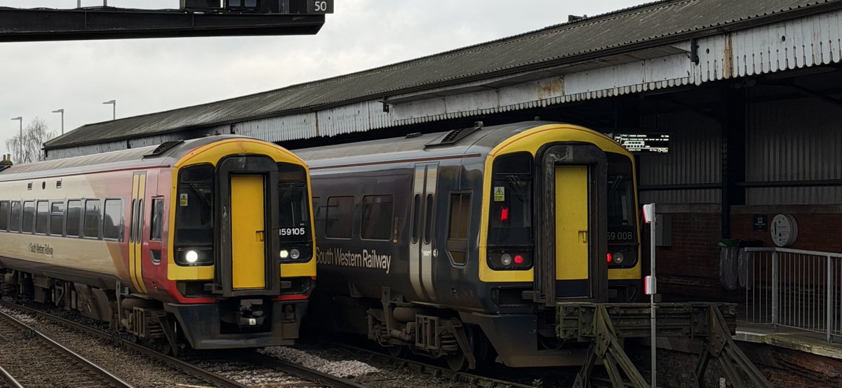 Percypotter49's tweet image. #class159 105 1L41 1420 London Waterloo to Exeter St Davids and 159 008 heading the other way with 1L54 1547 Salisbury to London Waterloo @ Salisbury