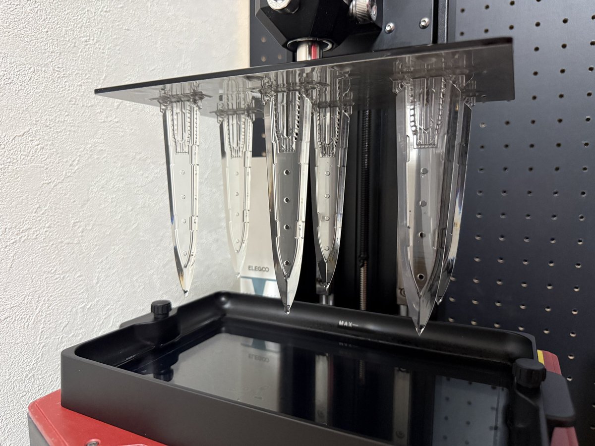 デヴァイズアストレア進捗

プロトGNラスターソードの刀身用クリアパーツの出力が難航しておりましたが、ようやく綺麗に出力できました！
今日は疲労が限界なので洗浄だけしておいて、明日帰宅後の深夜に表面処理、塗装、最終組み立てを一気に終わらせます！