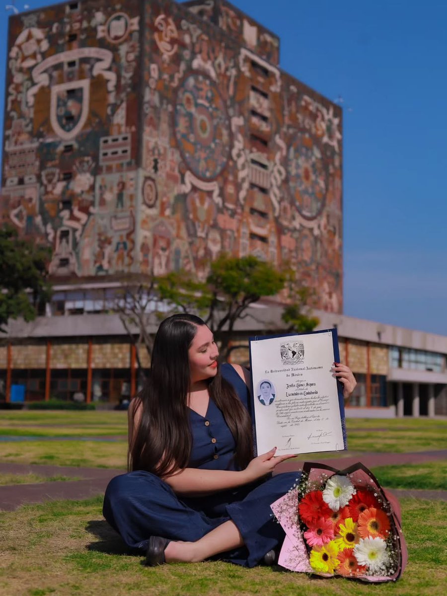 UNAM_MX's tweet photo. Una verdadera mirada de amor 😍... la de la #EgresadaUNAM en Contaduría Jeni Gómez, quien posa orgullosa con su título universitario frente a la Biblioteca Central. Tú, como ella, comparte con nosotros tus momentos cumbre en la UNAM utilizando el 'tag' #RetratoPuma en Instagram. ¿Ya nos sigues? > https://t.co/blVO8SVGpg
