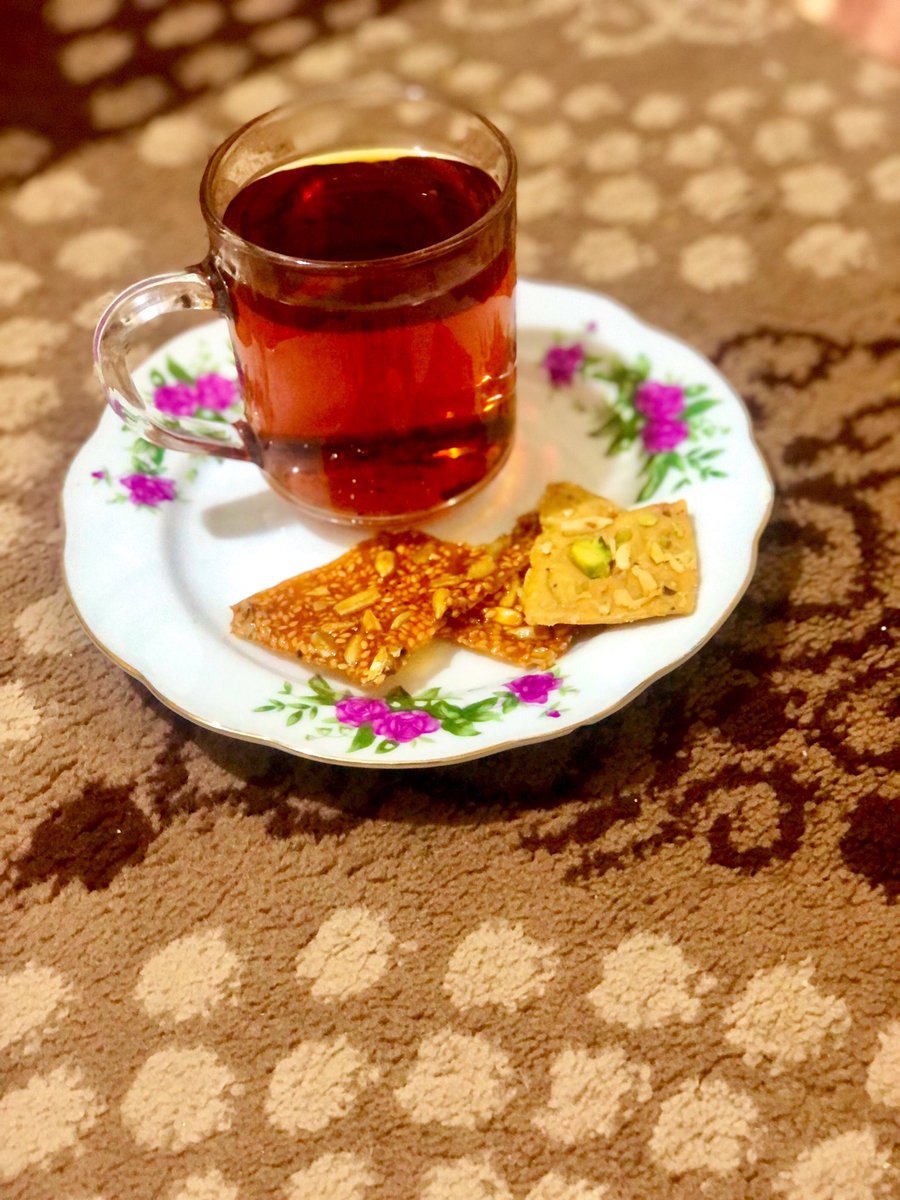 خدا دید گناه دارم😭 😭🥲🥲
یه سوهان پیدا کردم خیلی شانسی رفته بوده کنار تختم یه روز میخواستم بخورم یادم رفته بوده=))))
چایی های بعد از افطار🧘🏻‍♀️☕️