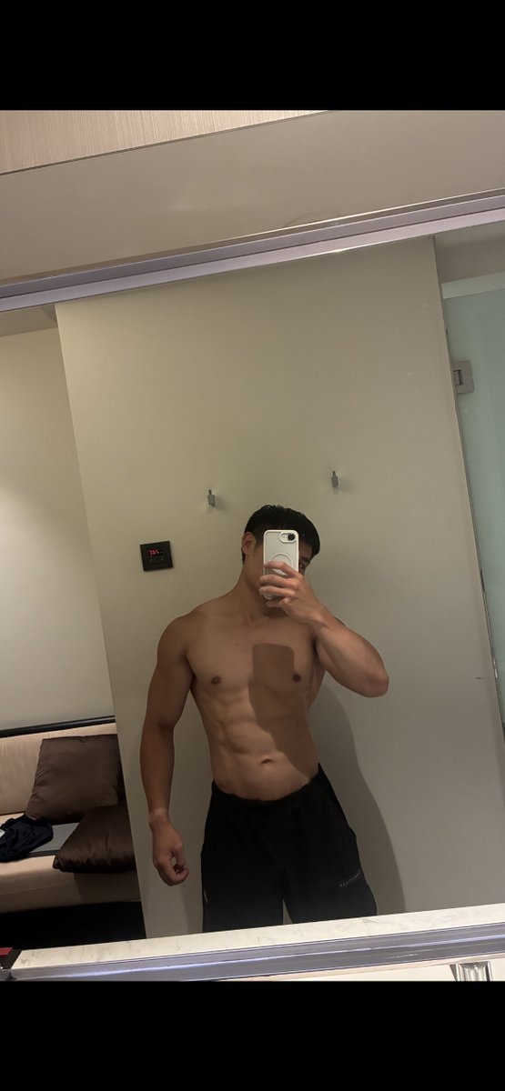 Cheng__Ennnnn's tweet photo. 最近都在禁慾中 今天是第六天 腦袋都控制不住一直在想澀澀的事🥵🫠
 #腹肌 #禁慾 https://t.co/MBZYDgAX7j