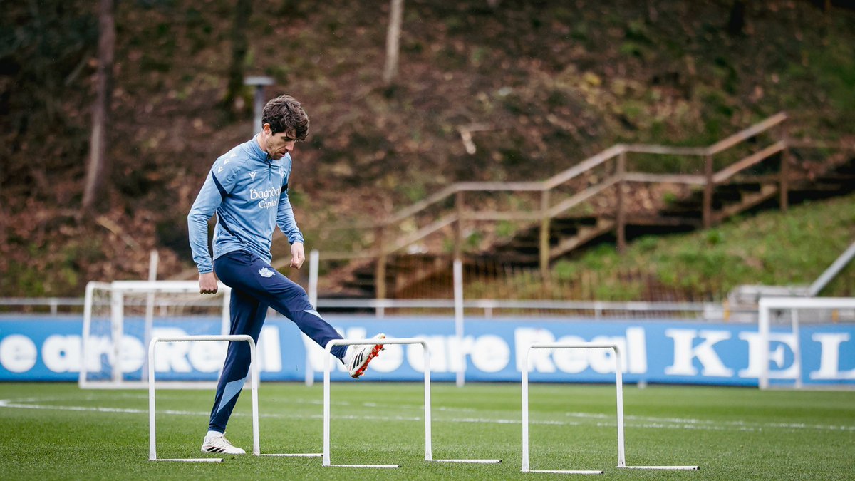 Acaba contrato este próximo verano. Tal vez ya no tenga hueco en la plantilla de la próxima temporada pero me quito el sombrero ante la profesionalidad, compromiso y calidad humana que ha demostrado el bueno de Aritz Elustondo durante toda su carrera en la Real Sociedad.