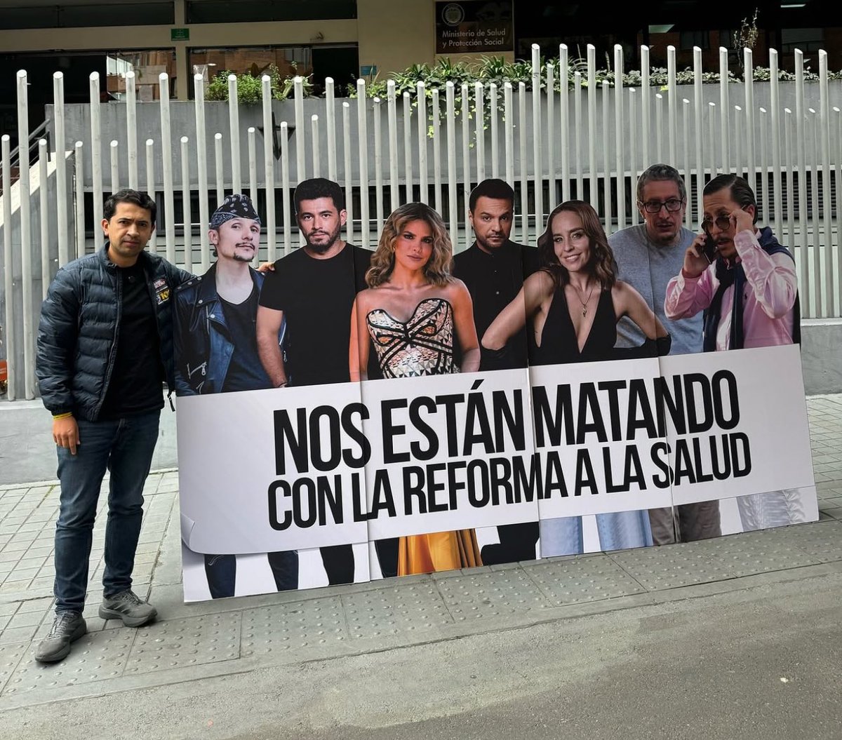 El gran <a href="/Danielbricen/">Daniel F. Briceño</a> lo hizo de nuevo. Reunió a todos los artistas petristas para protestar por la salud de los colombianos, así sean de cartón!