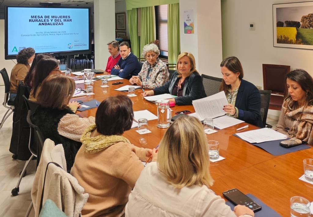 Nuestra secretaria de Igualdad y presidenta de <a href="/fademurand/">FADEMUR ANDALUCIA</a>, Verónica Romero, forma parte de la recién constituida Mesa de Mujeres Rurales y del Mar de Andalucía. Una magnífica noticia para todas las #MujeresRurales. <a href="/AgriculturAnd/">Consejería AgriPesca</a> <a href="/IfapaJunta/">IFAPA</a>