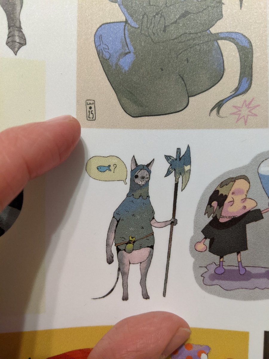 Це кішка стікер
Вона працює охоронцем в пупус селі, за рибу працює 
Вона вміє користуватися майже всією зброєю, улюблена - нунчаки і велика алебарда