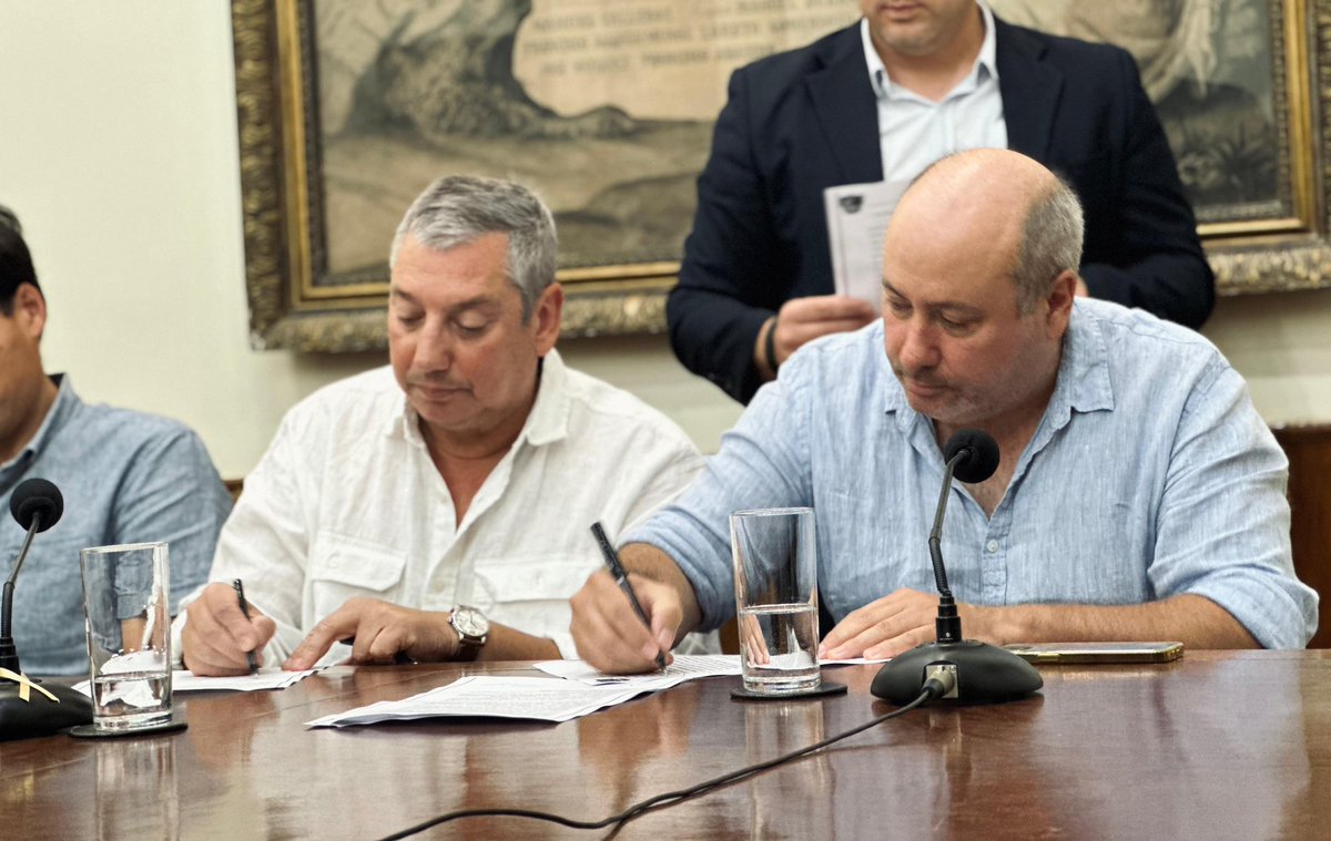 PajaroEnciso's tweet photo. Firmamos la adjudicación de importante obra de construcción de un nuevo Centro Acuático de 
U$S 6 millones de inversión @el_BID @jmarenasdiaz @FloridaIDF @oppuruguay 
Será modelo público, de inclusión social y deportiva para la comunidad. https://t.co/aWm8tIQfdW