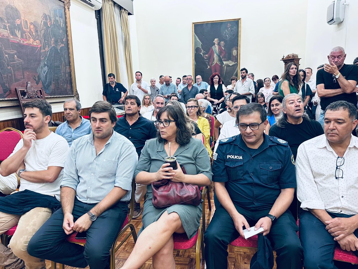 Firmamos la adjudicación de importante obra de construcción de un nuevo Centro Acuático de 
U$S 6 millones de inversión <a href="/el_BID/">Banco Interamericano de Desarrollo</a> <a href="/jmarenasdiaz/">José Manuel Arenas</a> <a href="/FloridaIDF/">Intendencia de Florida</a> <a href="/oppuruguay/">OPP Uruguay</a> 
Será modelo público, de inclusión social y deportiva para la comunidad.