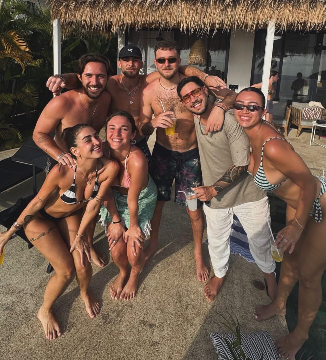 A simple vista, la foto que comparto es una foto común y ordinaria que muestra a un grupo de jóvenes de vacaciones en Tailandia.

Por qué entonces la subí y la voy a dejar en mi feed cuando claramente no se trata de una foto mía, de mi familia, de mis compañeros de trabajo ni de