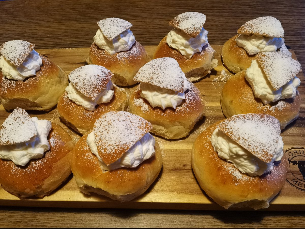Mi_chan480's tweet photo. Nachdem mir am Dienstag schwedische Semlor in die Timeline gespült wurden, wollte ich das auch probieren. Rezept gesucht, gefunden & übersetzt & heute gab es sie dann auch für mich. Liebe geht durch dan Magen! Ich muss sagen, sehr lecker! 😋
#Gaumenfreuden #fettisdagen #Semlor https://t.co/iuVZCDfaYv