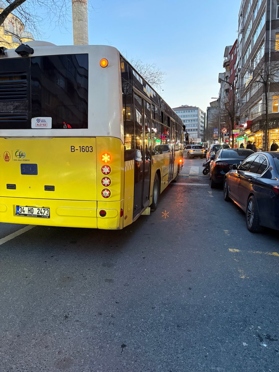 kewlar's tweet photo. ⁦@IBBcozummerkezi⁩ böyle ikinci seride park edilip nizami park eden araclar engellenebiliyor mu? https://t.co/Z1Cwaef8Nc