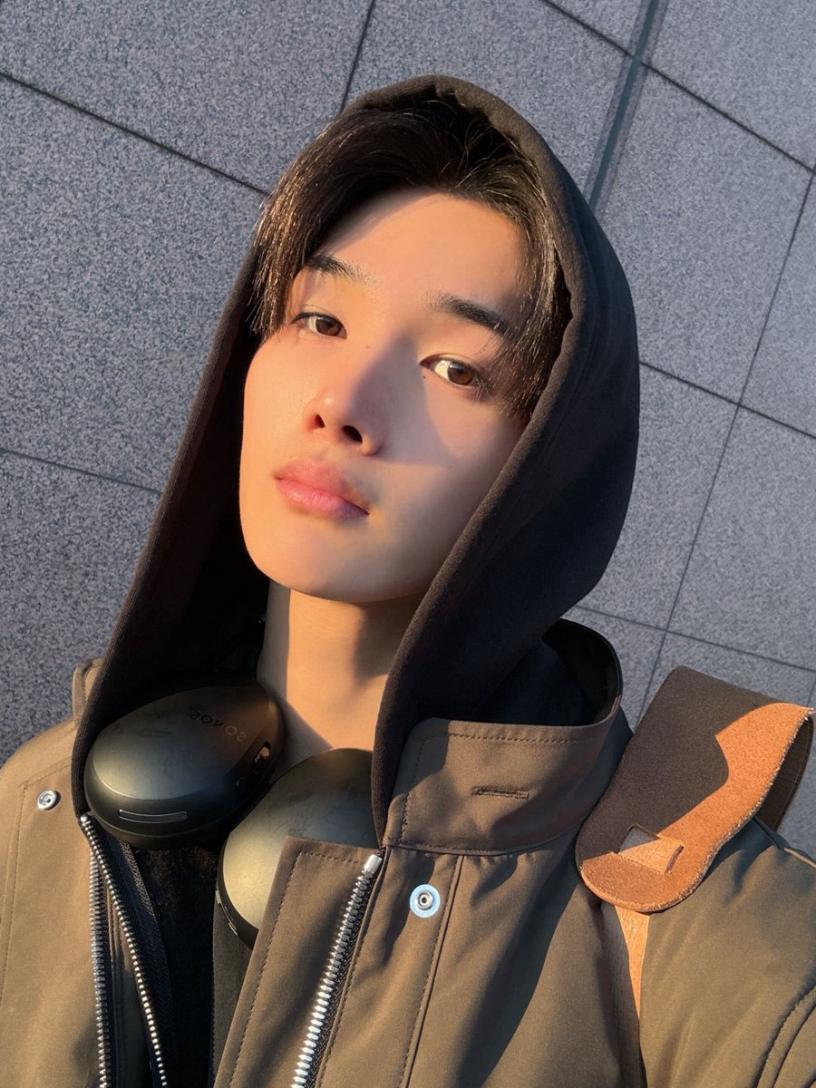 04_gyuma's tweet photo. 검정 후드로 Day &amp; Night 같음 https://t.co/pvi0lnkCi5
