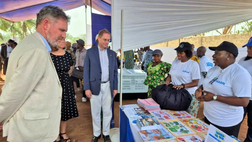 UEauBenin's tweet photo. Visite de terrain de l’#EquipeEurope à #Abomey : les Ambassadeurs européens 🇪🇺🇩🇪🇧🇪🇫🇷🇳🇱🇱🇺 touchent du doigt les résultats des #cantines scolaires, à travers le Programme conjoint #PAM #UNICEF (#PiASN) qui permet d’assurer aux enfants un accès #durable à une #alimentation saine. https://t.co/ioox9h09eC