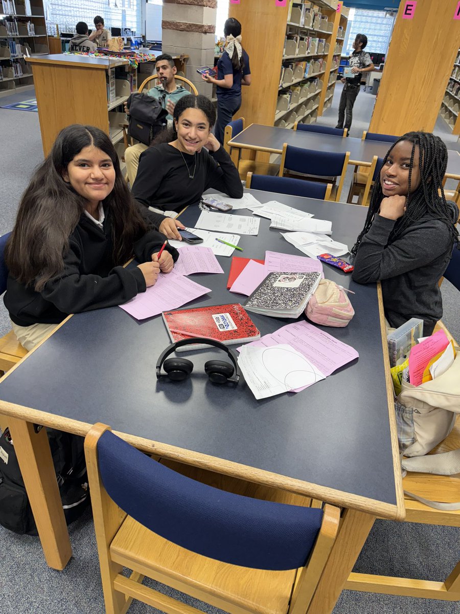 IMarmolejo_SRMS's tweet photo. We love having our Generals in the library before school starts! Homework, games, or helping us in the library- all are welcome 💙 #TeamSISD #GameOn https://t.co/OZky1febEE