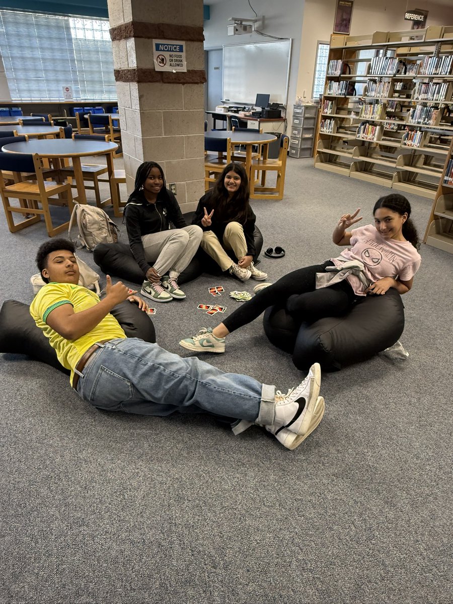 IMarmolejo_SRMS's tweet photo. We love having our Generals in the library before school starts! Homework, games, or helping us in the library- all are welcome 💙 #TeamSISD #GameOn https://t.co/OZky1febEE