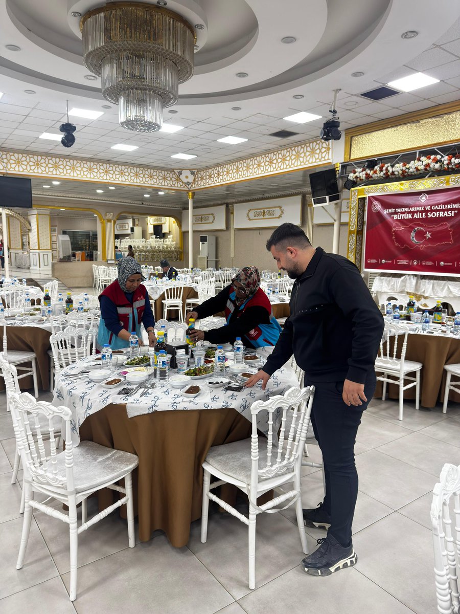 KIRIKHAN’DA ANLAMLI İFTAR BULUŞMASI

Kırıkhan Kaymakamlığı koordinesinde, SYDV ekipleri tarafından düzenlenen iftar programında şehit aileleri ve gaziler aynı sofrada buluştu. Ramazan ayının ilk gününde gerçekleştirilen programda birlik, beraberlik ve dayanışma vurgusu ön plana