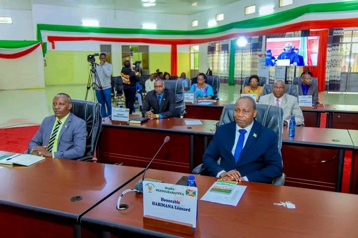 #BreakingNews : Spès Caritas Njebarikanuye, ancien sénateur élu dans la circonscription de <a href="/Gitega/">Province Gitega</a> pour 2020-2025, vient d’être approuvée à l’unanimité par le <a href="/Burundi_senat/">Inama Nkenguzamateka</a> au poste d’ambassadeur, sur proposition du chef de l’État burundais.
👉bit.ly/4rAQTX9
#Shikiriza