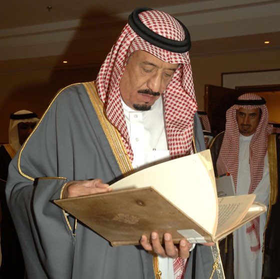 asasd004's tweet photo. 📍يعدُ #يوم_التأسيس مناسبةٌ غاليةٌ نستذكرُ فيها نِعم الله سبحانه و تعالى على هذه البلاد المباركة ؛ و نفخرُ فيهِ بالنهج الراسخ و العمق التاريخيّ لدولة السعودية منذ نحو ثلاثة قرون . 
وفي هذا السياق التاريخيّ المتجذّر ؛ يبرزُ معنىً أصيلٌ و كلمة تاريخيّة خالدة ، وهي نخوة " أهل العوجا ".

التي أرتبطت بحكام آل سعود الميامين و بتاريخ الدولة السعودية في عهودها الثلاثة ؛ و نظراً لأهمية هذه النخوة و بصفتها جزءاً أصيلاً في التاريخ السعودي ، توجهت أقلام العديد من المؤرخين و الباحثين و المهتمين إلى البحث في تاريخها و معناها و أصل إطلاقها . 
و على رأسهم خادم الحرمين الشريفين الملك سلمان بن عبدالعزيز آل سعود حفظه الله ؛ الذي نشرَ في مجلة اليمامة العدد رقم (2089) و الصادر بتاريخ 23 محرم 1431هـ ، مقالاً وضَح فيه تاريخ نخوة " أهل العوجا " و بيَّن أنها تعني الدرعية العاصمة الأولى لدولة السعودية ، و أشارَ أيضاً في ذات المقال إلى ارتباط هذه نخوة بالأسرة السعودية المالكة و بمنطقة العارض ثم أنها أرتبطت بعد ذلك بجميع ما ينضوي تحت لواء الدولة السعودية ، وقد عبّر حفظه الله عن هذا بقوله :
" … إن نخوة العوجا نخوة مهمة ترتبط بأسرة آل سعود و بمنطقة العارض ، وقد يعود ارتباطها لآل سعود قبل قيام الدولة السعودية الأولى، ثم ارتبطت بجميع ما ينضوي تحت لواء الدولة السعودية ، وكانت النخوة في المعارك و الحروب التي خاضتها الدولة السعودية بأدوارها الثلاثة حتى في عهد الملك عبدالعزيز … " . 

ثم وجه رعاهُ الله بعد ذلك معالي الدكتور فهد بن عبدالله السماري للبحثِ في أصل هذه النخوة و ما ورد بشأنها ؛ فأعد الدكتور السماري دراسةٌ صدرت عن مركز توثيق تاريخ الأسرة المالكة في @Darahfoundation استعرضَ من خلالها المعاني اللغوية لكلمة " العوجا " ، و أورد التفسيرات التي سيقت من أجل شرح معناها أو سبب إطلاقها ، ثم أورد أخيراً الرأي الذي توصّل إليه في شرح معنى هذه النخوة بناء على استقراء المصادر المتوفرة وهو نفسُ الرأي الذي أكدهُ خادم الحرمين الشريفين سلمّه الله في مقاله السابق ذكرهُ ، و ختم الدكتور السماري صفحات الدراسة بقوله : 
" … و مختصر القول بعد البيان : أن هذه النخوة -في رأيي- ذات ارتباط مكاني واضح وهو الدلالة على الدرعية في الأساس ثم شملت منطقة العارض … " . 

و كان أهالي كل بلدة من بلدات العارض قبل أن تشملهم نخوة " أهل العوجا " يفخرُ كلٌ منهم بنخوةٍ خاصة ببلدته ؛ وقد ذكر ذلك الدكتور راشد بن محمد العساكر @R_alasaker1437 في لقاء أُجريَ معهُ بمناسبة يوم التأسيس 2025م (1446هـ) و نُشرَ في صحيفة الشرق الأوسط. 

فقبل أن تشمل نخوة " أهل العوجا " جميع بلدات العارض ؛ كان نخوة أهالي الرياض قديماً " أهل الظيرين" نسبةً إلى قلعة الظيرين التي كانت تقع شمال شرق مدينة الرياض القديمة ، و أهالي ضرماء كانت نخوتهم " أهل الحمادة " و يشيرُ إليها أحد شعرائهم بقوله : 
ربيع إلا كلا تذكر دياره 
أهل الحمادة لا عوا الذيب لذيب 
أما أهالي العيينة فكانت نخوتهم " أهل برقة " لوجود جبل مرتفعٌ عند مدخل بلدتهم ، و كذلك أهالي منفوحة كانت نخوتهم " أهل الخضيراء " نسبةً إلى نوعٌ  من أنواع التمور التي كانت نخيل منفوحة تُنتجه وهو الخضري ، أما أهالي المصانع فكانت نخوتهم " أهل الجريف " لوقوع منحدر جرفي بجوار أسوارها ، و كل ذلك كان قبل أن تشمل نخوة " أهل العوجا " جميع بلدات العارض ، و تصيرَ نخوةٌ لجميع أهالي العارض . 

* الصورة لقلعة الظيرين التي كان ينتخي بها أهالي الرياض قبل أن تشمل نخوة " أهل العوجا " جميع بلدات العارض .