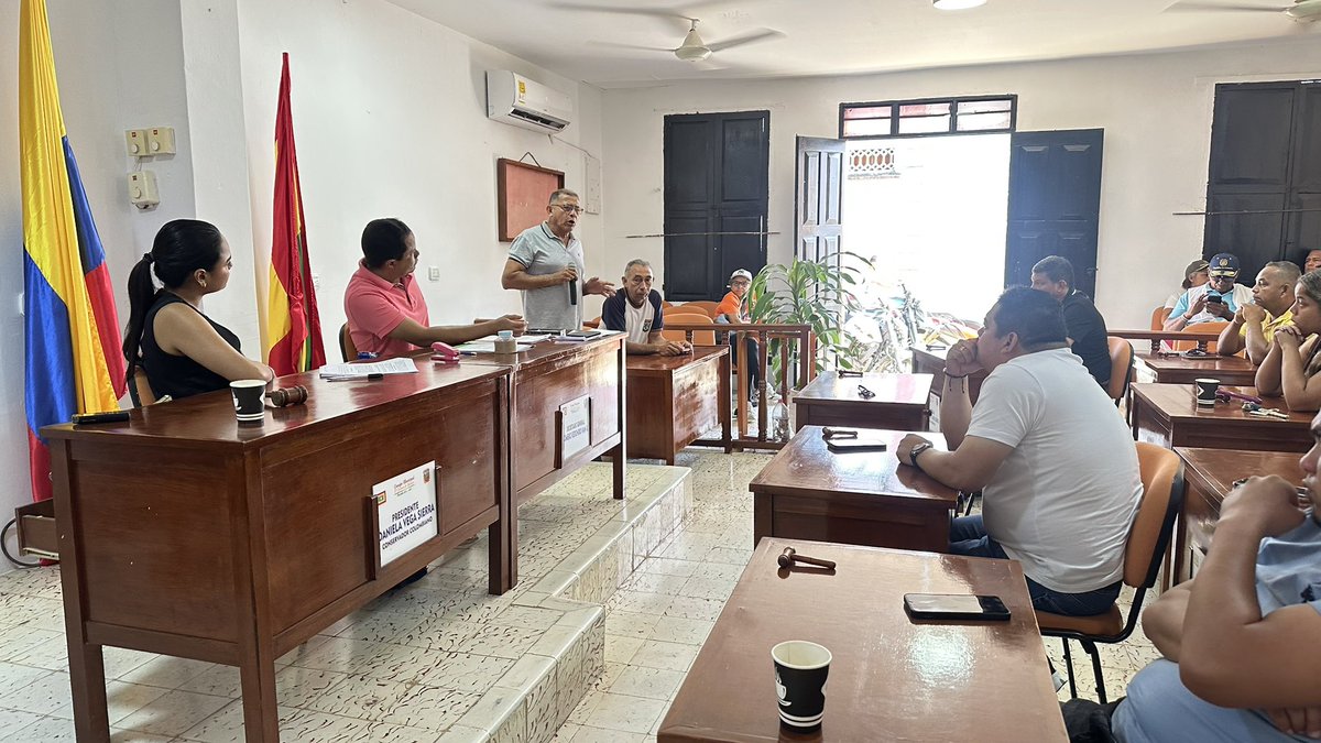 Abrimos el recinto a los líderes de la Junta de Acción Comunal porque el control político se fortalece cuando se escucha al territorio.

Seguimos apostándole a la participación, al diálogo directo y a soluciones construidas con la gente. 🤝🏛️