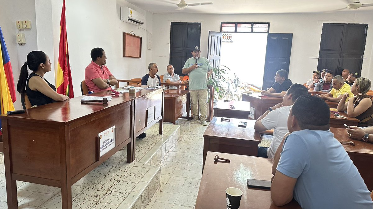 danielavega09's tweet photo. Abrimos el recinto a los líderes de la Junta de Acción Comunal porque el control político se fortalece cuando se escucha al territorio.

Seguimos apostándole a la participación, al diálogo directo y a soluciones construidas con la gente. 🤝🏛️ https://t.co/UaDAJbpKdo