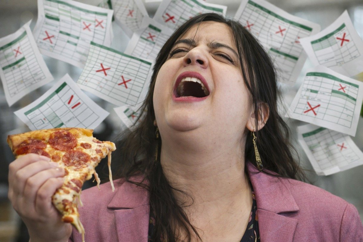 HailDissenter's tweet image. Adivinen quien visó el bono de "cumplimiento" de Gabriel Boric?