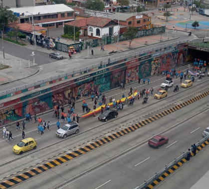 BogotaTransito's tweet photo. [10:58 a.m.] #GestiónDelTráfico | Manifestantes que se desplazaban sobre la Av. Américas, toman la Av. Calle 26 al oriente, avanzan a la altura de la carrera 23. https://t.co/5jc764DkFC
