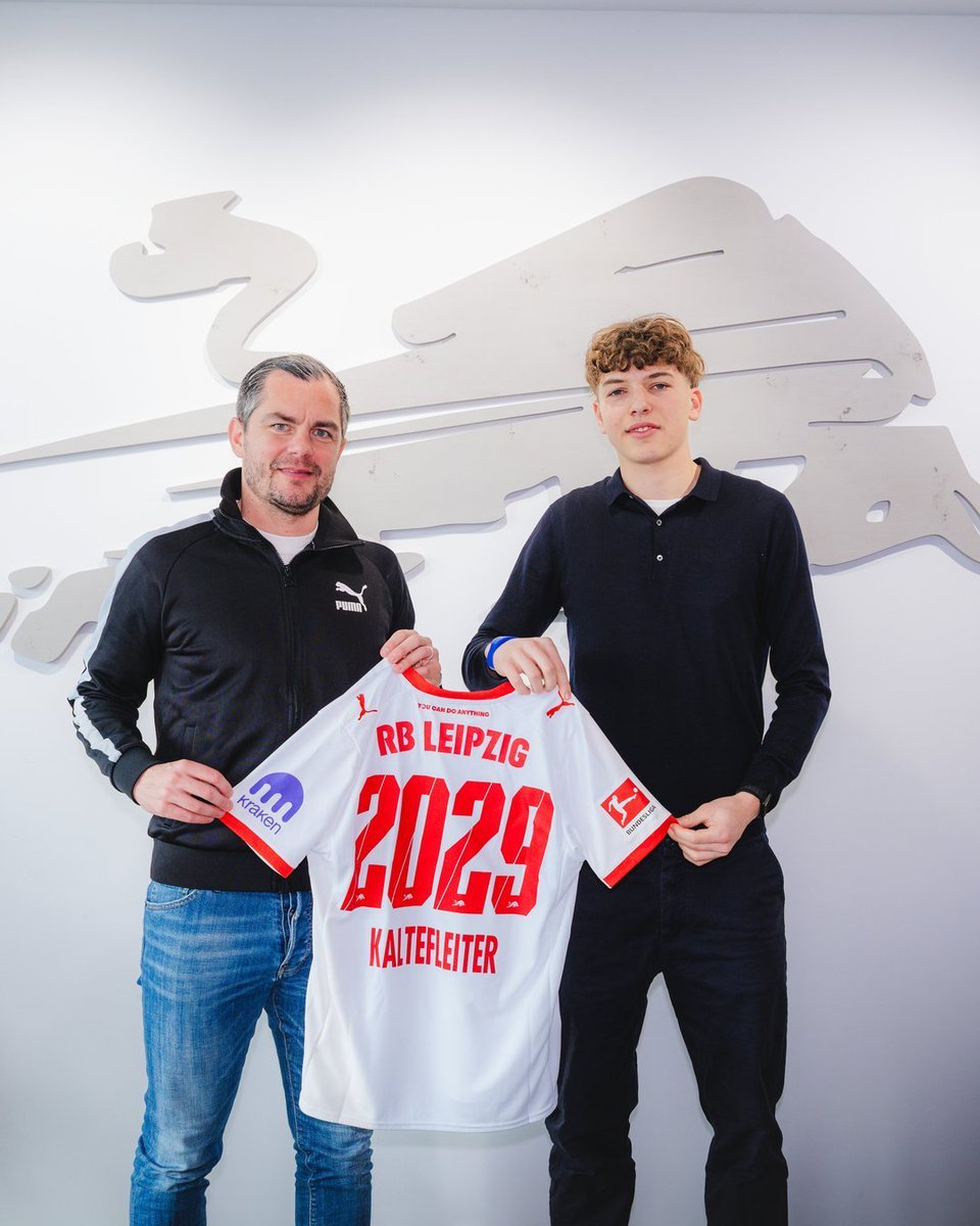 unserfussball's tweet photo. 🚨 INCROYABLE ! Enno #Kaltefleiter signe pro avec le RB Leipzig ! ✍️
Le jeune joueur a gravi tous les échelons de l’académie RB depuis les U8 et brille désormais en U19 👏
L’avenir est à lui et on va le suivre de très près ! 🌟 #RBL https://t.co/wwzGEUqukO