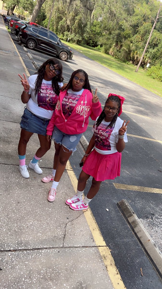 they_call_me_eb's tweet image. No bots here just genuine fan love!!! #NickiMinaj #NoBots #GagCity we went to #GagCityOrlando and #GagCityTampa
