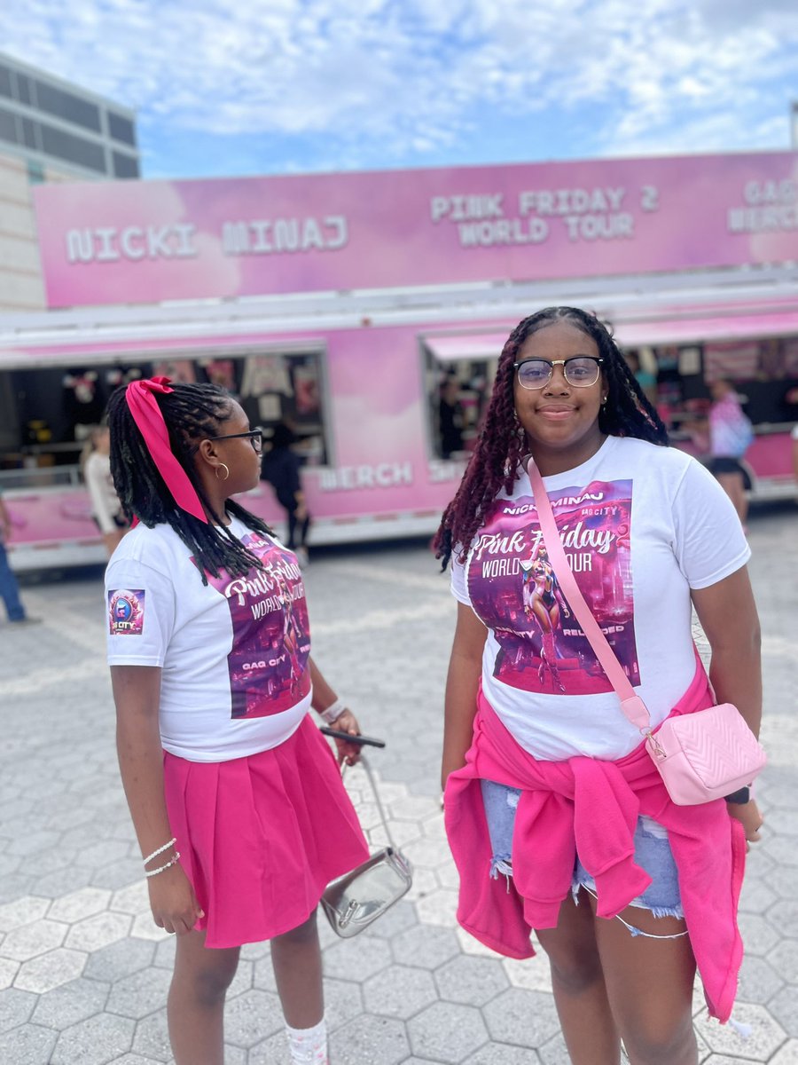 they_call_me_eb's tweet image. No bots here just genuine fan love!!! #NickiMinaj #NoBots #GagCity we went to #GagCityOrlando and #GagCityTampa