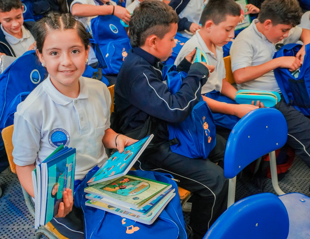 FIMLM's tweet photo. #Chipatá 🇨🇴 | En la Institución Educativa Tierra Negra, Sede Mirabuenos, inició el programa #MiNuevaFamilia 2026.

Los estudiantes aprendieron el respeto, la responsabilidad y el amor.📚Cada niño recibió un kit escolar para su permanencia escolar.🚀

Más: https://t.co/Dezu4Yktch https://t.co/Nbhyok9Bmb