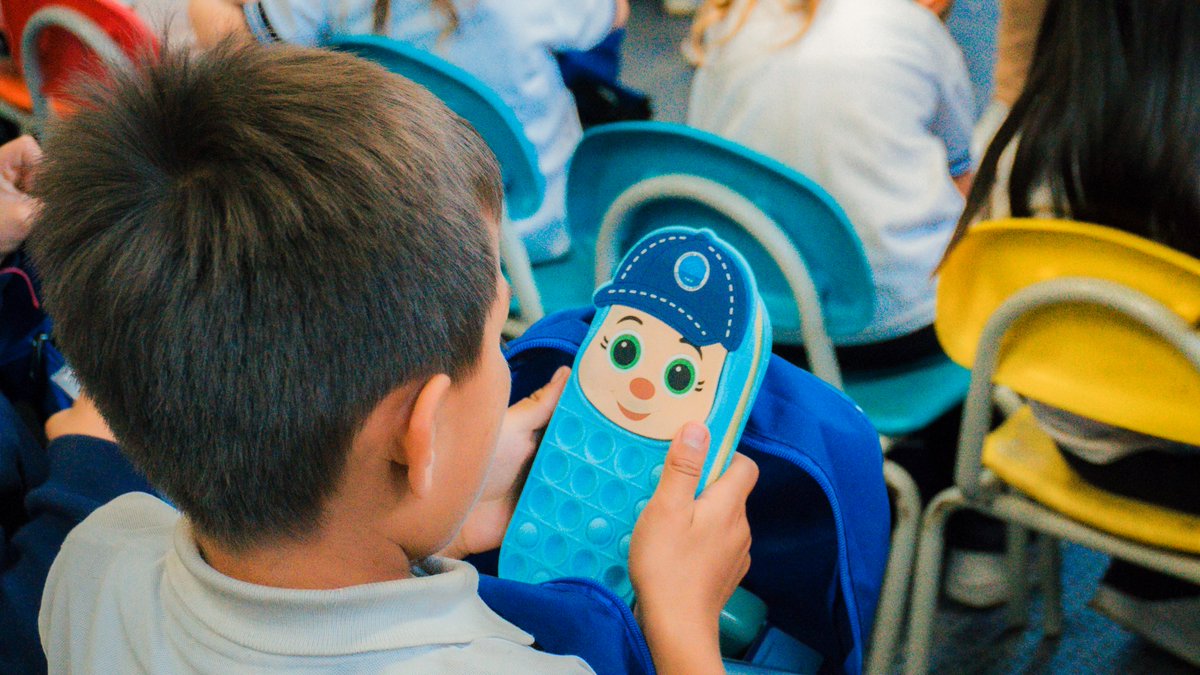 FIMLM's tweet photo. #Chipatá 🇨🇴 | En la Institución Educativa Tierra Negra, Sede Mirabuenos, inició el programa #MiNuevaFamilia 2026.

Los estudiantes aprendieron el respeto, la responsabilidad y el amor.📚Cada niño recibió un kit escolar para su permanencia escolar.🚀

Más: https://t.co/Dezu4Yktch https://t.co/Nbhyok9Bmb