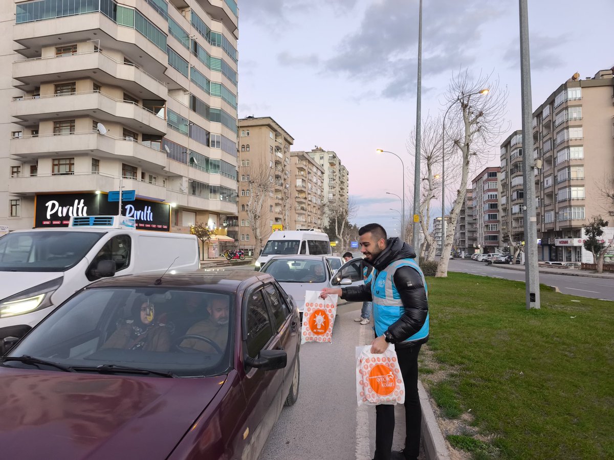 akgenclikkmaras's tweet photo. Yine İftara 5 Kala, Yine AK Gençlik Sahada 💙

Ramazan ayının ilk gününde; İl Gençlik Kolları Başkanımız Furkan Ünaldı ve teşkilatımız ile birlikte, iftara yetişmeye çalışan vatandaşlarımızın yanında olduk. https://t.co/0cwLviAtvd