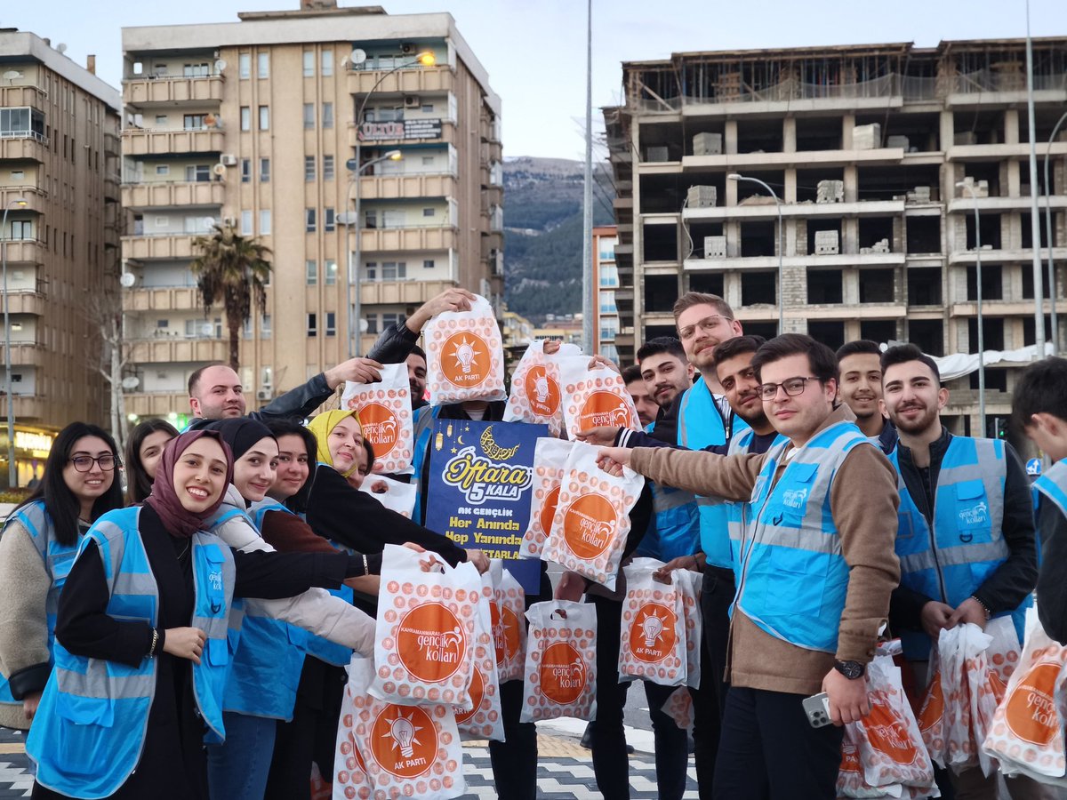 akgenclikkmaras's tweet photo. Yine İftara 5 Kala, Yine AK Gençlik Sahada 💙

Ramazan ayının ilk gününde; İl Gençlik Kolları Başkanımız Furkan Ünaldı ve teşkilatımız ile birlikte, iftara yetişmeye çalışan vatandaşlarımızın yanında olduk. https://t.co/0cwLviAtvd