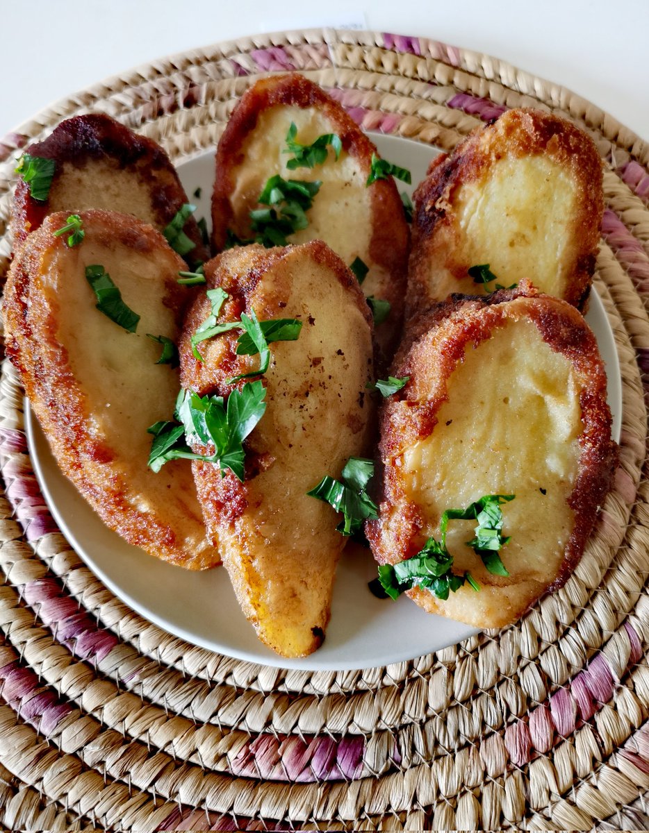 MoaidShabaani's tweet photo. @benplomacy @UKinLibya That sounds great so competition  between 🇹🇳 brik and 🇱🇾 mbatan 
In 🇱🇾 we also have also brik, filled with minced 🥩🍖 cheese,  
I hope you truly enjoy exploring 🇱🇾 cuisine this Ramadan, if I were living in Tripoli I would have sent you some of these delicious 🍽 to try https://t.co/2164ElqClo