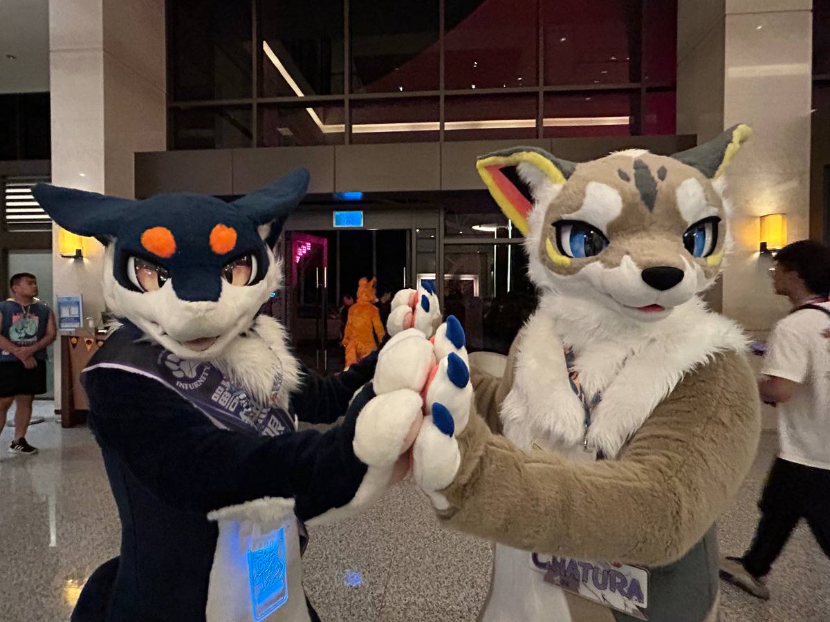 可愛❤️擊掌～～
❤️: <a href="/kiryu9806/">Aozora Okami 🔜 UTFG,Infurnity</a>
📷: <a href="/iamerik93/">莉莉娜Lilina</a> 
#FursuitFriday  #Infurnity2025