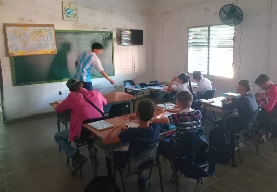 El profesor Eumelio de la Paz trabaja en la preparación de estudiantes en formación en la asignatura de geografía.  <a href="/CubaMined/">MINED</a> @Educaciónvc @Yamilet500886
