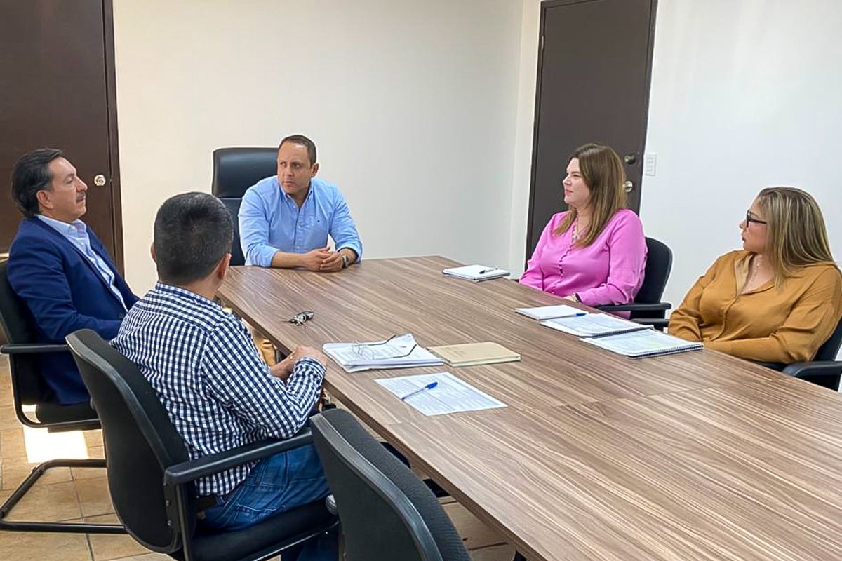 transparenteSon's tweet photo. En Transparencia para el Pueblo de Sonora sostuvimos un encuentro con el diputado @DavidFigueroaO, Presidente de la Comisión de Transparencia del @CongresoSon, para ver acciones que fortalezcan la #Transparencia y el derecho de acceso a la información.
#TierraDeOportunidades https://t.co/8hEvQMqyI9